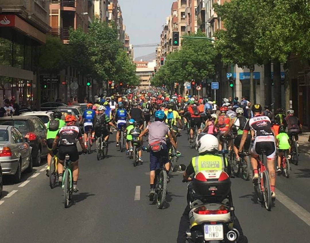 2.000 ciclistas toman las calles de Elche para protestar por las sanciones del Seprona 2.000 ciclistas toman las calles de Elche para protestar por las sanciones del Seprona