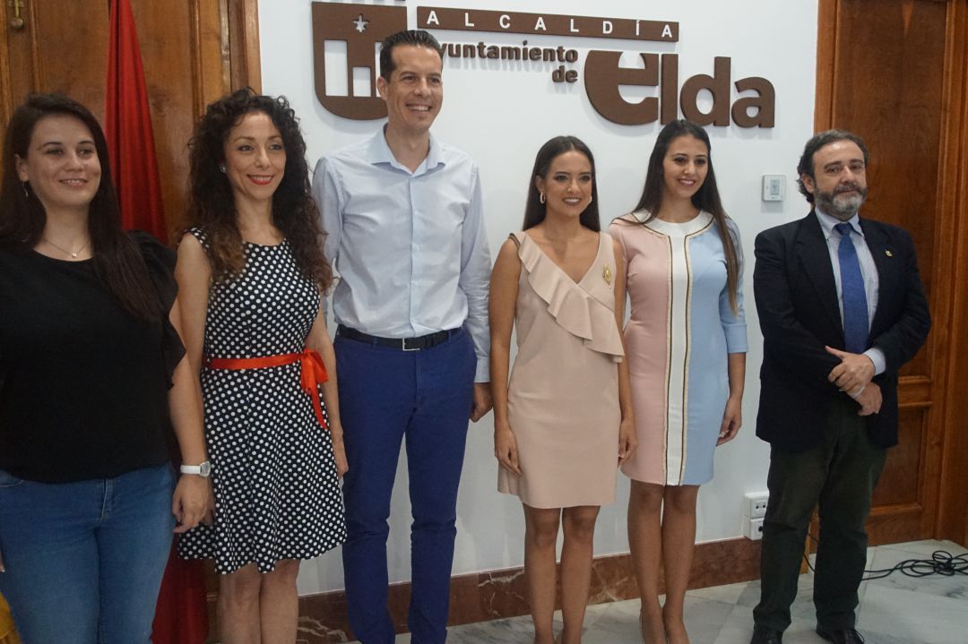 La Fallera Mayor de Valencia junto con el alcalde de Elda y los representantes de la fiesta eldense La Fallera Mayor de Valencia junto con el alcalde de Elda y los representantes de la fiesta eldense