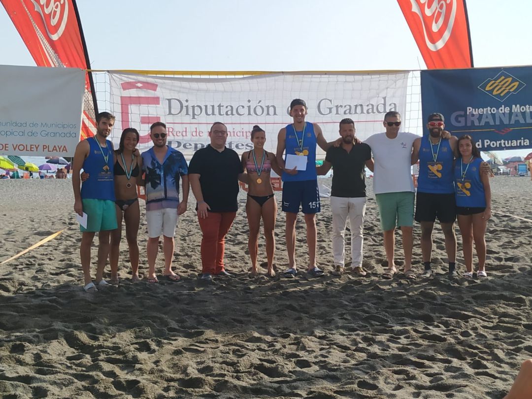 El diputado de deportes, Manuel Guirado, entrega los premios a los ganadores de la cuarta jornada del Circuito de Voley Playa de Diputación El diputado de deportes, Manuel Guirado, entrega los premios a los ganadores de la cuarta jornada del Circuito de Voley Playa de Diputación