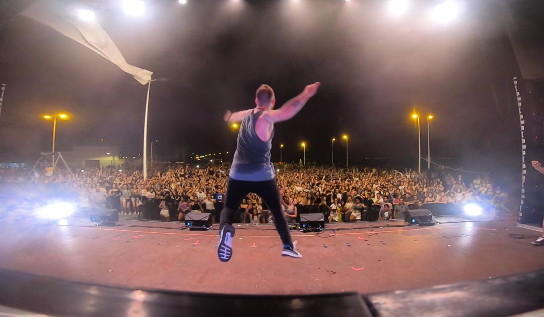 Óscar Martínez, dj de Los40, animando al público asistente a Los40 Summer Live en La Manga Óscar Martínez, dj de Los40, animando al público asistente a Los40 Summer Live en La Manga