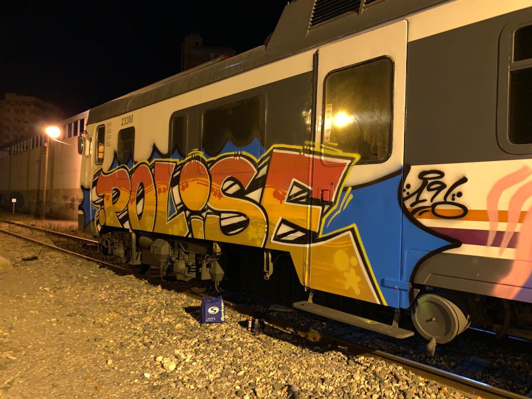 Vagones con grafitis en la estación de Lorca Sutullena Vagones con grafitis en la estación de Lorca Sutullena