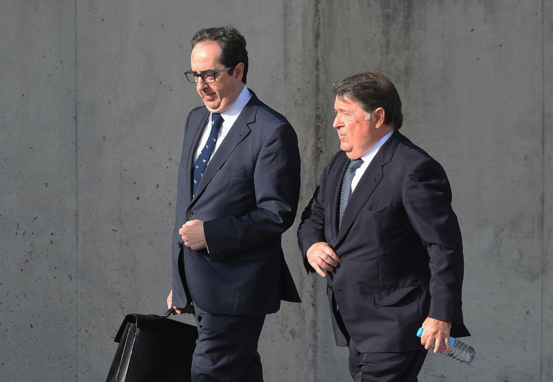 El antiguo gestor de Bankia José Luis Olivas, a su entrada en la Audiencia Nacional El antiguo gestor de Bankia José Luis Olivas, a su entrada en la Audiencia Nacional