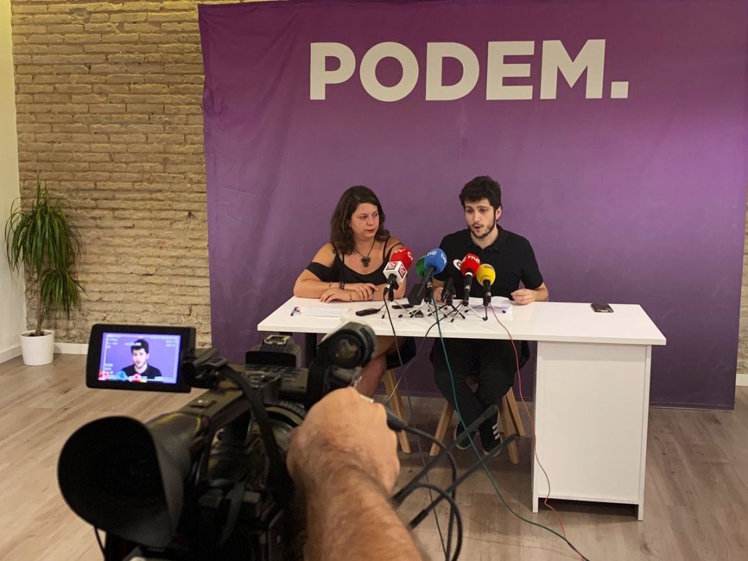 Antonio Estañ y Lidia Montero, secretaria de organización durante la rueda de prensa de este lunes
Antonio Estañ y Lidia Montero, secretaria de organización durante la rueda de prensa de este lunes