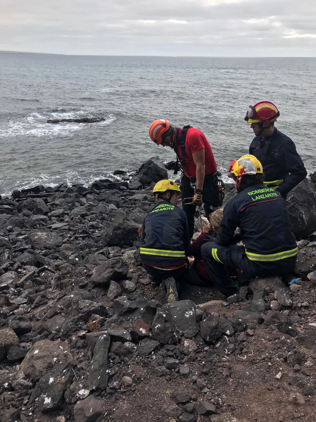 Los bomberos atendiendo a la senderista herida. Los bomberos atendiendo a la senderista herida.