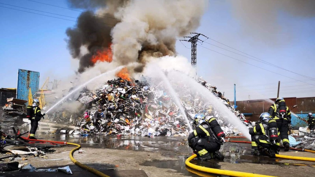 Incendio en una chatarrería y desguace de Fuenlabrada