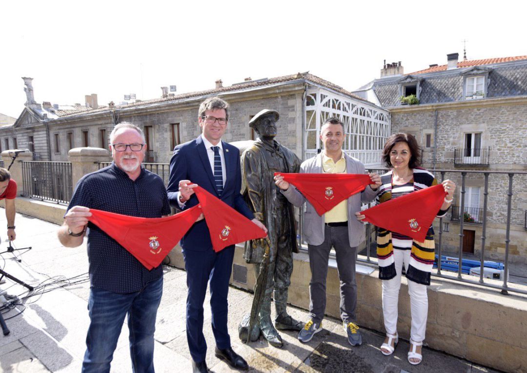 Se trata del traumatólogo Imanol Vega, la enfermera Adela Fonseca y el ortopedista Francisco Granados junto al alcalde de Vitoria Gorka Urtaran Se trata del traumatólogo Imanol Vega, la enfermera Adela Fonseca y el ortopedista Francisco Granados junto al alcalde de Vitoria Gorka Urtaran