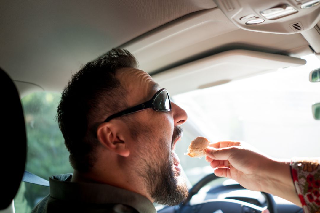 Comer mientras conduces Comer mientras conduces