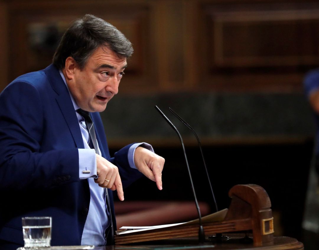 Aitor Esteban se la devuelve a Rivera: "Cuando le miro le imagino en una banda de mariachis" Aitor Esteban se la devuelve a Rivera: "Cuando le miro le imagino en una banda de mariachis"