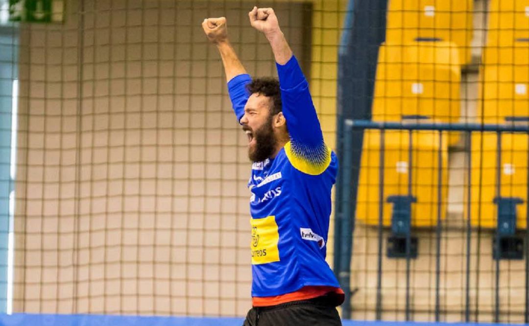 El portero canario con la elástica de la selección española. El portero canario con la elástica de la selección española.