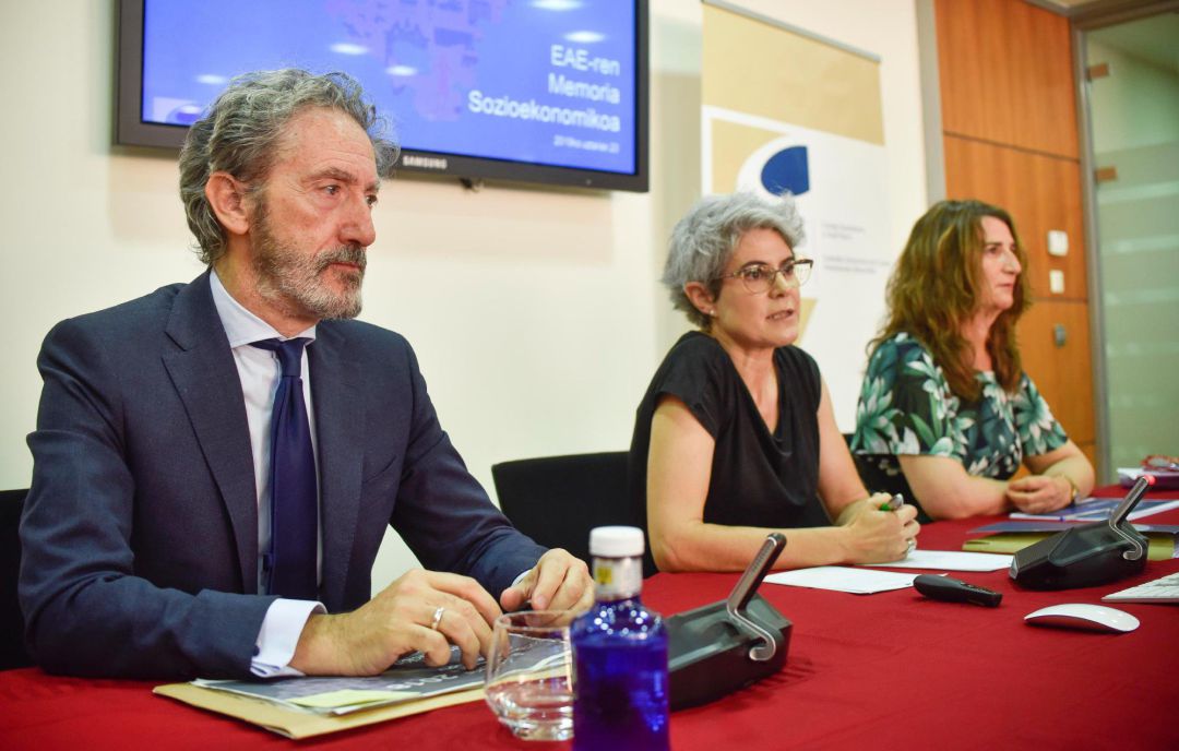 BILBAO (23-07-2019)- La Presidenta del Consejo Económico y Social (CES) vasco, Emilia Málaga, junto al Decano de Económicas de la UPV, Jon Barrutia y Leire Ozerin, Técnica del CES. BILBAO (23-07-2019)- La Presidenta del Consejo Económico y Social (CES) vasco, Emilia Málaga, junto al Decano de Económicas de la UPV, Jon Barrutia y Leire Ozerin, Técnica del CES.