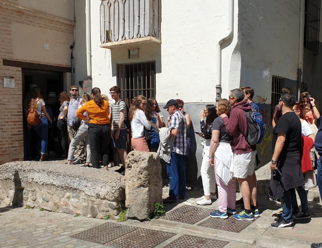 Turistas hacen cola para visitar El Bañuelo, en el Albaicín (Granada) Turistas hacen cola para visitar El Bañuelo, en el Albaicín (Granada)