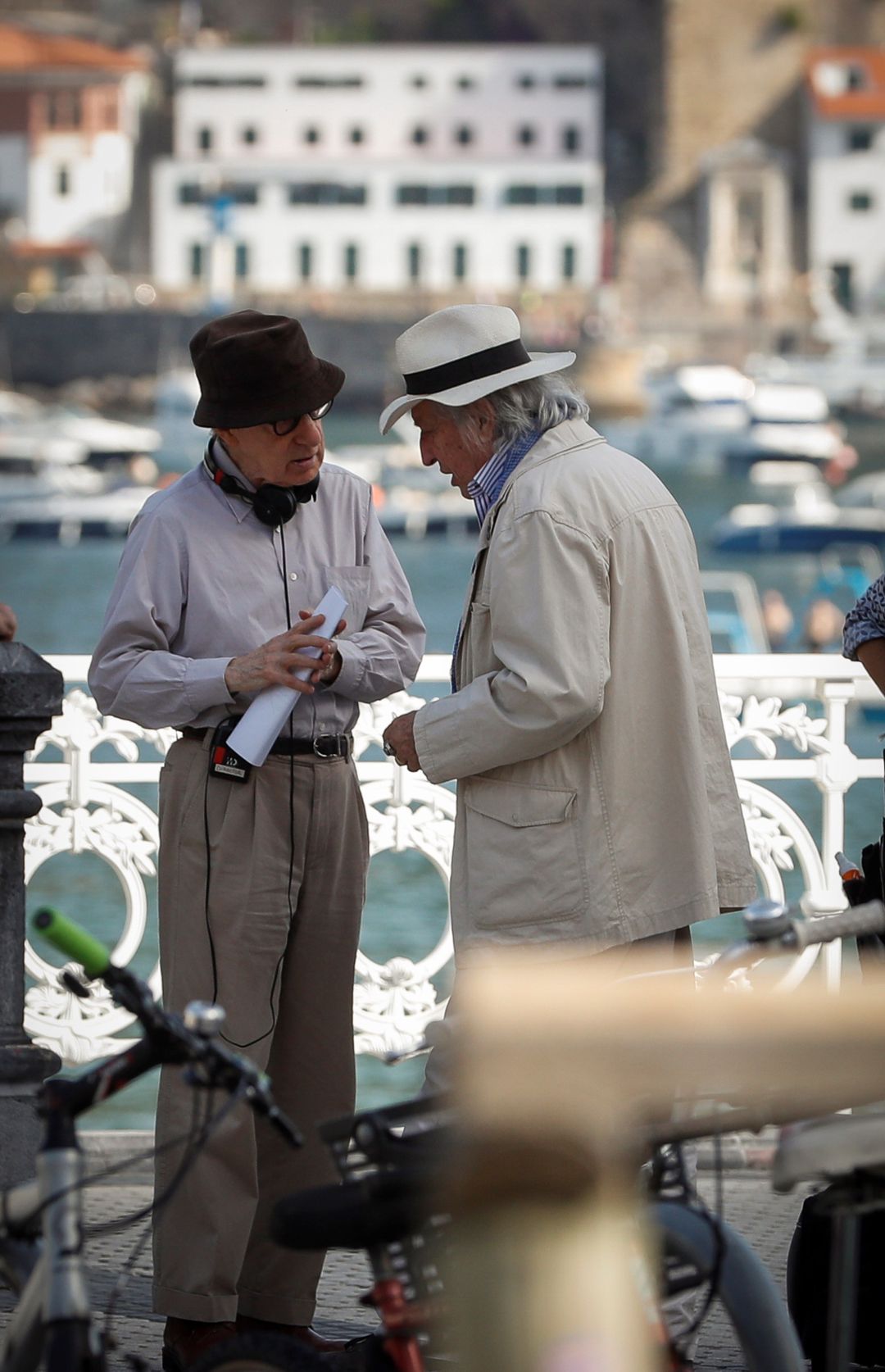 El director estadounidense Woody Allen (izda) conversa con el director de fotografía Vittorio Storaro, este martes, durante el rodaje de su última película en San Sebastián. El director estadounidense Woody Allen (izda) conversa con el director de fotografía Vittorio Storaro, este martes, durante el rodaje de su última película en San Sebastián.