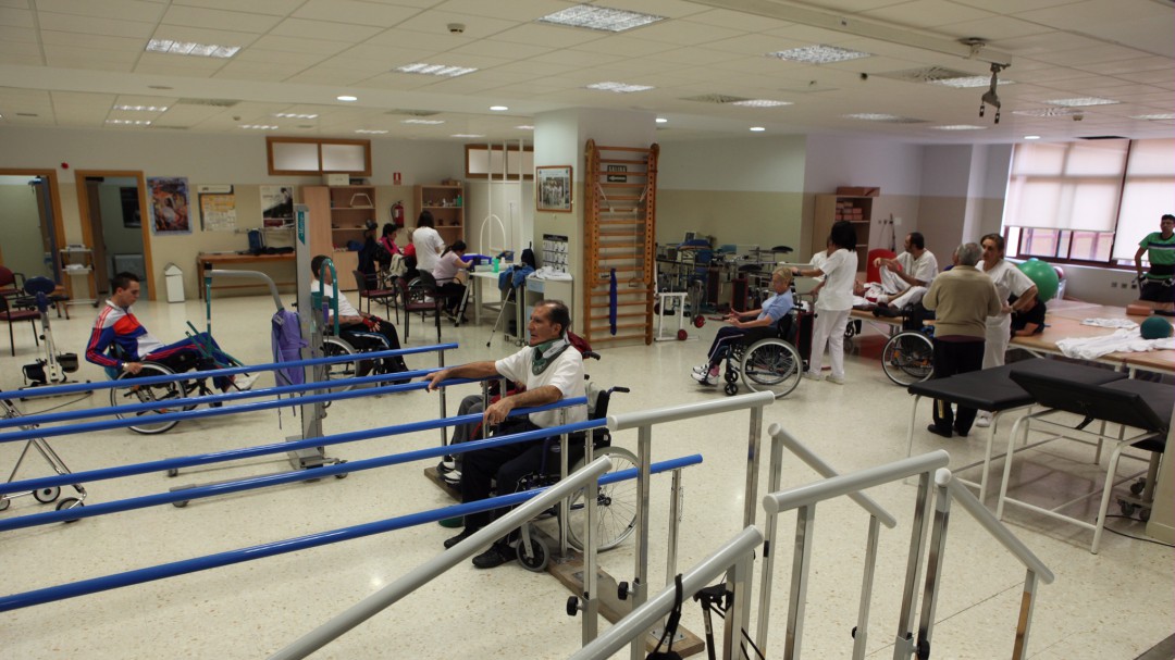 Tres sanitarios sevillanos tras el primer proyecto que humanizará los cuidados en lesión medular