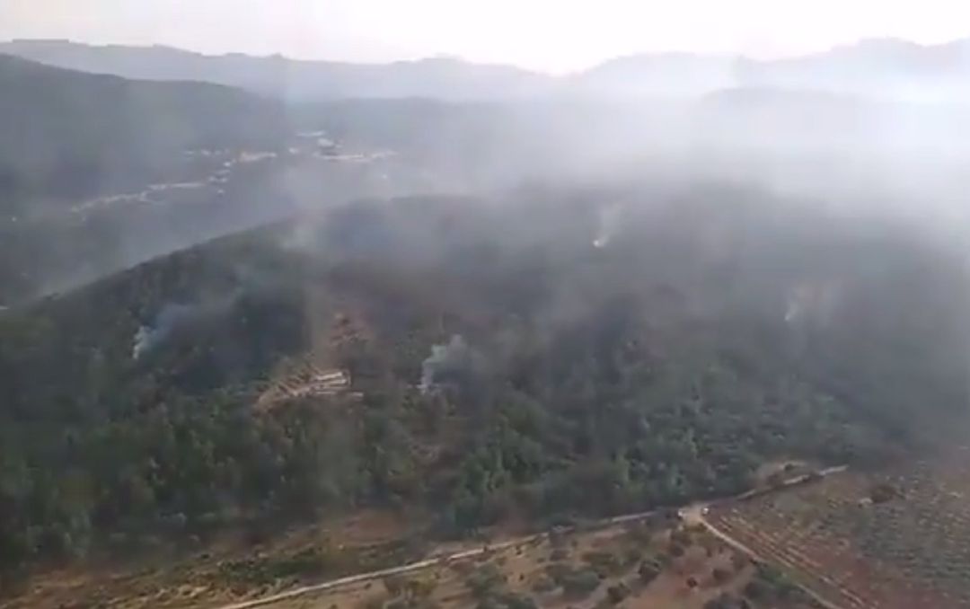 Desde el helicóptero de la BRIF del Puerto del Pico se podían divisar varios focos en la zona Desde el helicóptero de la BRIF del Puerto del Pico se podían divisar varios focos en la zona