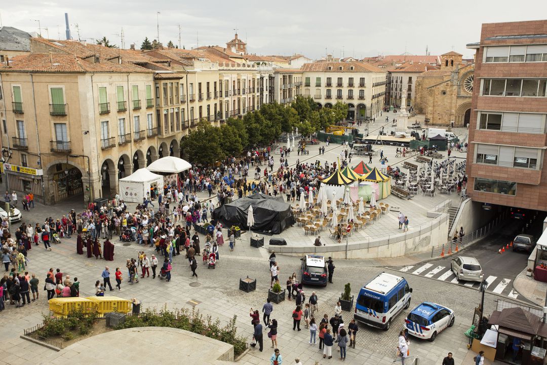 Vista panorámica del ambiente del Mercado Medieval en la plaza de Santa Teresa Vista panorámica del ambiente del Mercado Medieval en la plaza de Santa Teresa