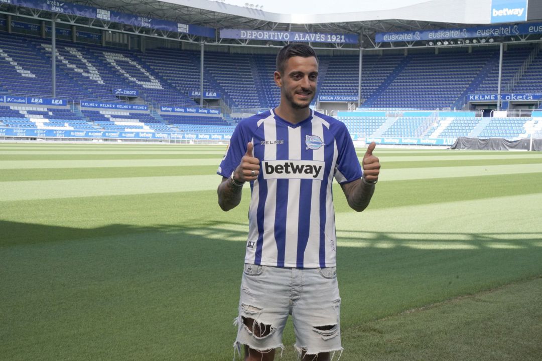 Joselu es uno de los 9 fichajes que tiene asegurado su puesto en la plantilla. Joselu es uno de los 9 fichajes que tiene asegurado su puesto en la plantilla.