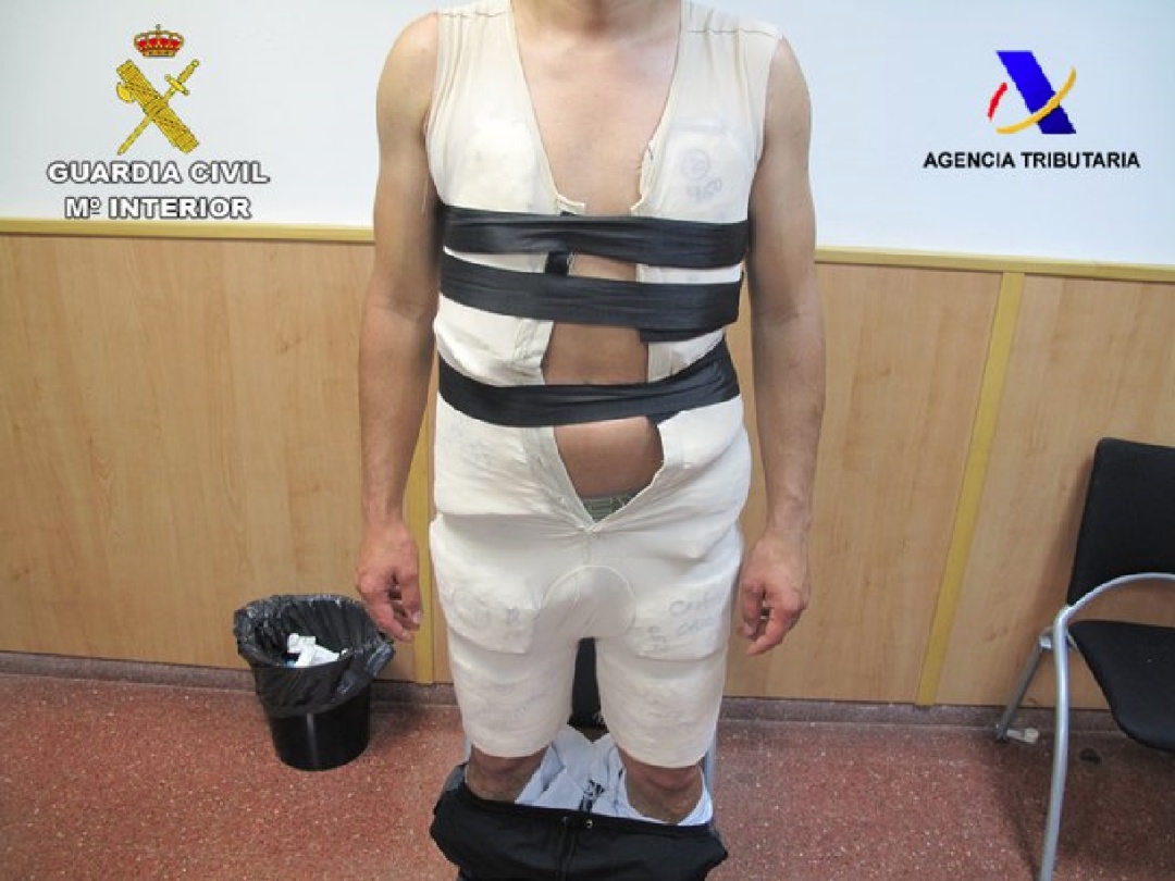 Imagen del pasajero, tras ser detenido por los agentes en el aeropuerto del Prat de Barcelona Imagen del pasajero, tras ser detenido por los agentes en el aeropuerto del Prat de Barcelona