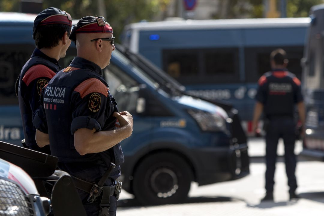 Imagen de archivo de dos agentes de los Mossos d'Esquadra, en Barcelona Imagen de archivo de dos agentes de los Mossos d'Esquadra, en Barcelona