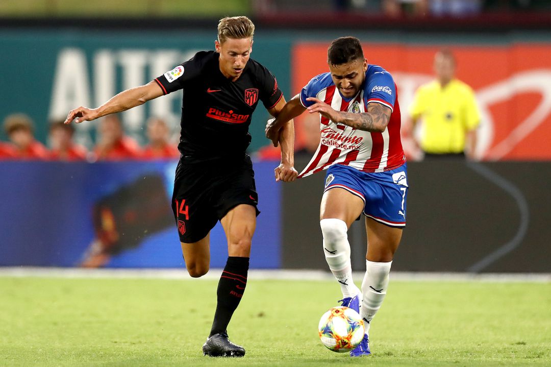 Marcos Llorente disputa un balón ante un jugador del Chivas. Marcos Llorente disputa un balón ante un jugador del Chivas.