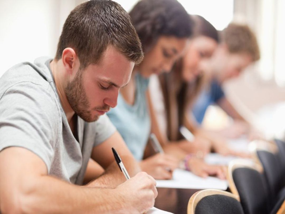 Un grupo de opositores en un examen, en una imagen de archivo. Un grupo de opositores en un examen, en una imagen de archivo.