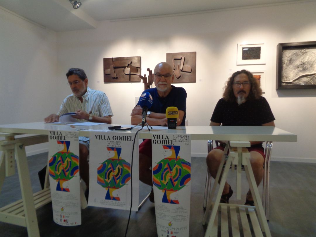 De izquierda a drerecha, Pedro Gómez, Paulino Calvo y Elías Tristán, en la presentación de este certamen, en la galería de arte Rodrigo Juarránz De izquierda a drerecha, Pedro Gómez, Paulino Calvo y Elías Tristán, en la presentación de este certamen, en la galería de arte Rodrigo Juarránz