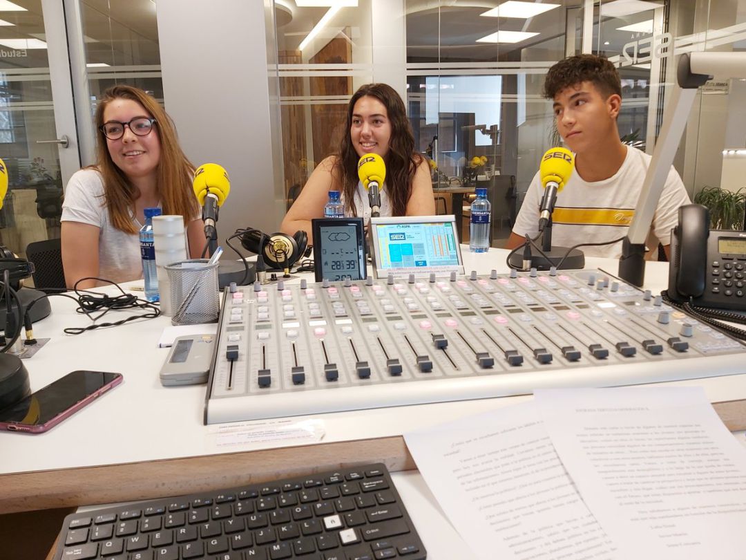 Irene Corcuera, Lidia Simal y Javier Martín han estrenado la tertulia de jóvenes en Hoy por Hoy Aranda Irene Corcuera, Lidia Simal y Javier Martín han estrenado la tertulia de jóvenes en Hoy por Hoy Aranda