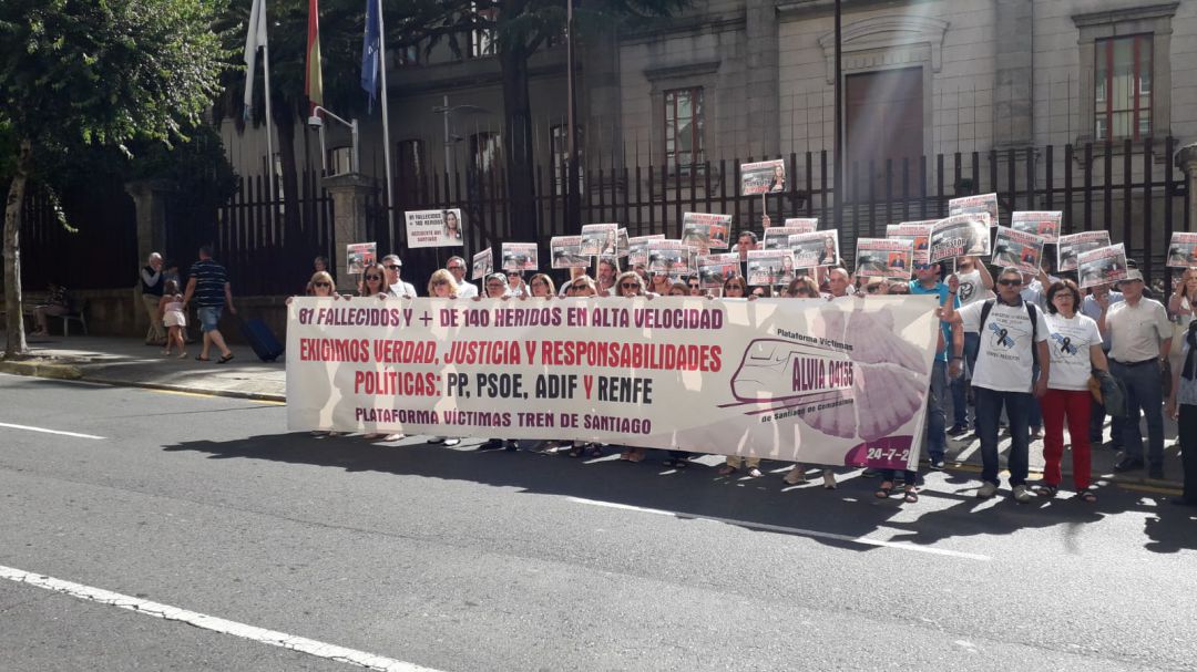 Las víctimas del Alvia vuelven a las calles Las víctimas del Alvia vuelven a las calles