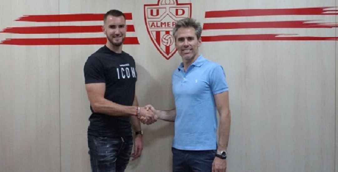Peybernes posa junto al director deportivo del Almería, Miguel Ángel Corona. Peybernes posa junto al director deportivo del Almería, Miguel Ángel Corona.