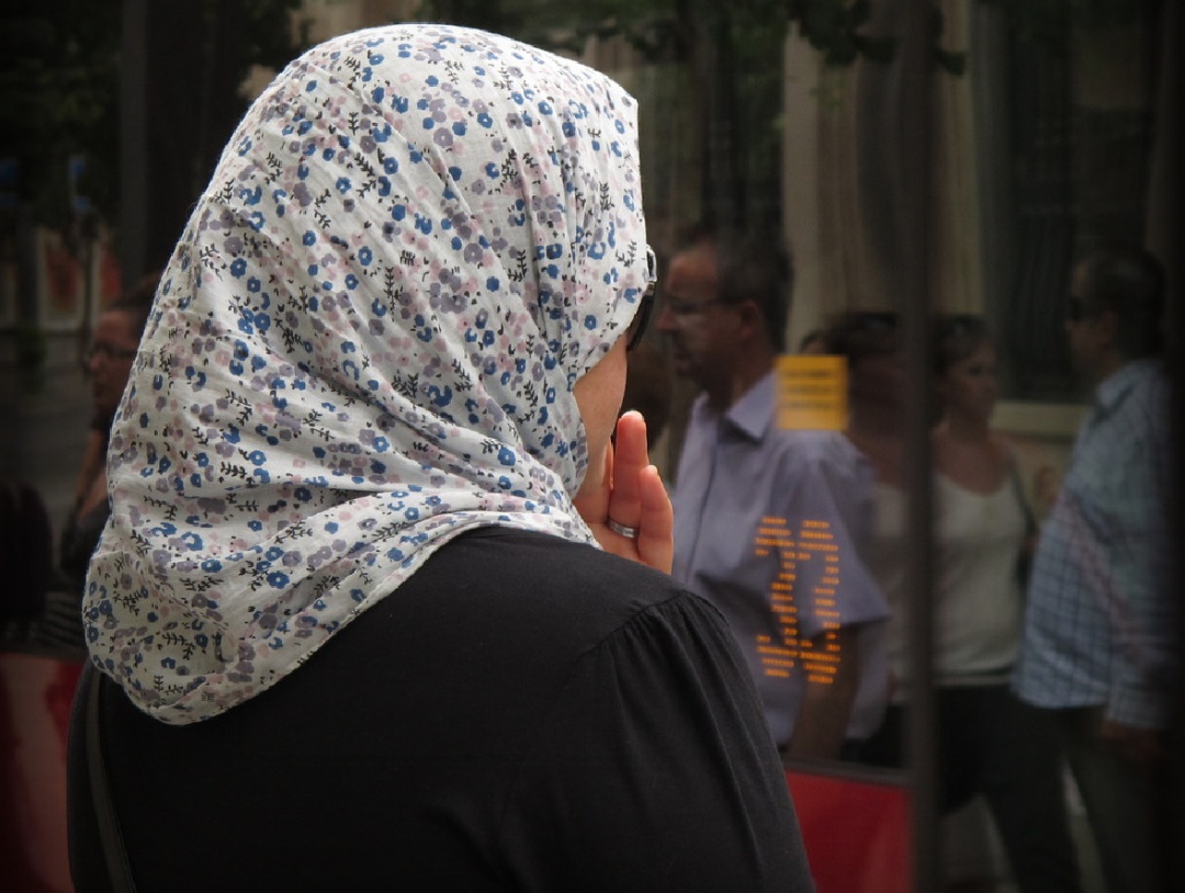 Imagen de archivo de una mujer con hiyab Imagen de archivo de una mujer con hiyab