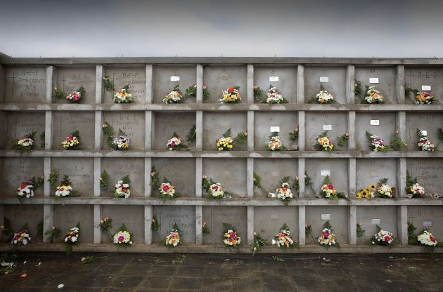 1 de noviembre de 2006. Cementerio de Antigua, Fuerteventura. Día de los difuntos, una de las paredes con lápidas sin nombre de víctimas de naufragios de pateras. 1 de noviembre de 2006. Cementerio de Antigua, Fuerteventura. Día de los difuntos, una de las paredes con lápidas sin nombre de víctimas de naufragios de pateras.