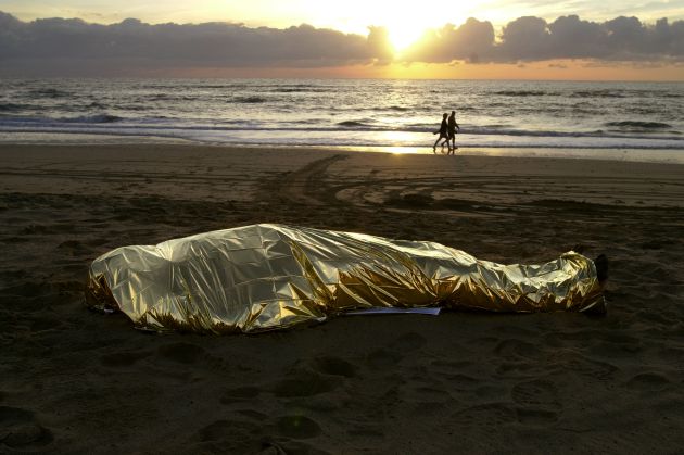 Cadáver recuperado de un naufragio en la playa de Solana Matorral, al sur de Fuerteventura, en enero 2003. Cadáver recuperado de un naufragio en la playa de Solana Matorral, al sur de Fuerteventura, en enero 2003.