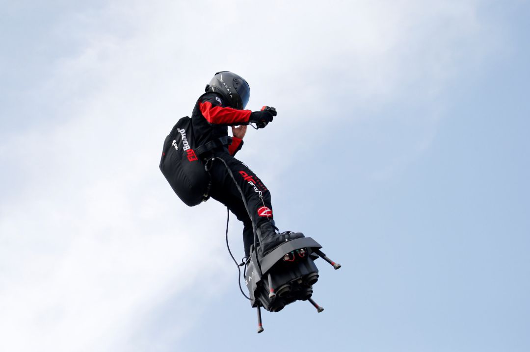 Franky Zapata en su Flyboard. Franky Zapata en su Flyboard.