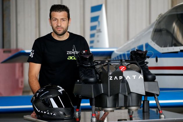 El inventor francés Franky Zapata posa junto al Flyboard. El inventor francés Franky Zapata posa junto al Flyboard.