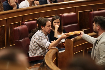 El portavoz de ERC en el Congreso, Gabriel Rufián, entrega un libro escrito por Oriol Junqueras a Pablo Iglesias. El portavoz de ERC en el Congreso, Gabriel Rufián, entrega un libro escrito por Oriol Junqueras a Pablo Iglesias.