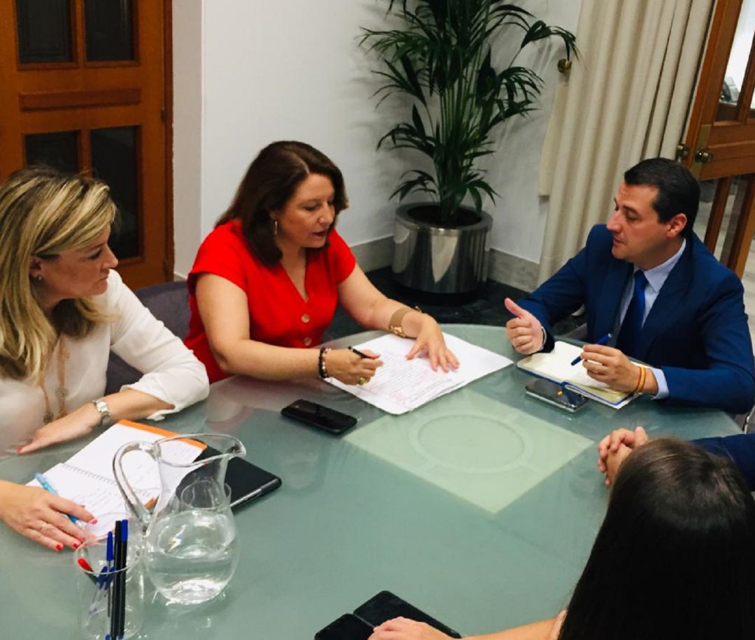 La consejera de agricultura, Carmen Crespo, durante su reunión con el alcalde de Córdoba, José María Bellido La consejera de agricultura, Carmen Crespo, durante su reunión con el alcalde de Córdoba, José María Bellido