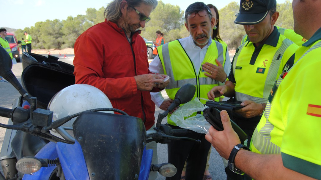 Tráfico controlará a 300 motoristas este fin de semana durante una campaña especial