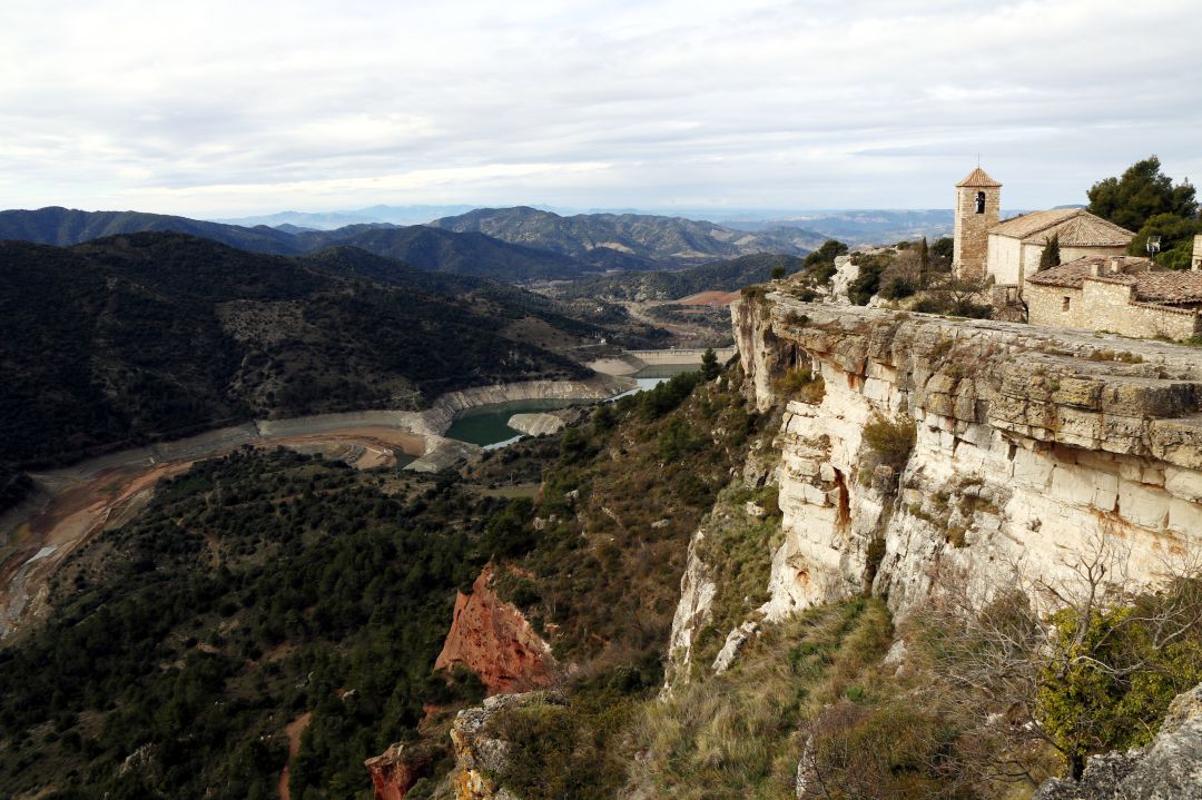 Vista aèria del pantà de Siurana al març del 2018, amb molt poques reserves d'aigua i amb la silueta del poble, a la dreta, damunt el cingle. Vista aèria del pantà de Siurana al març del 2018, amb molt poques reserves d'aigua i amb la silueta del poble, a la dreta, damunt el cingle.