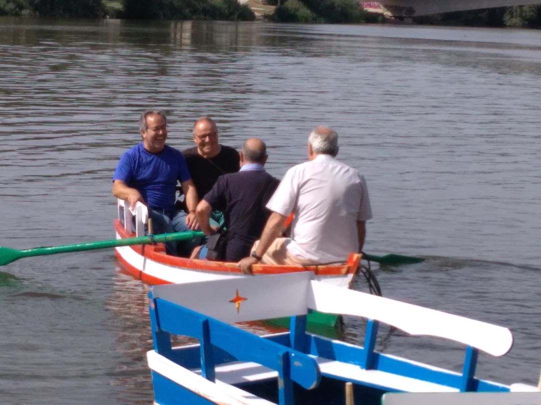 El alcalde de Zamora, Francisco Guarido, junto al Concejal de Turismo, Christoph Strieder, el arquitecto Pedro Lucas del Teso y el carpintero, Francisco García, estrenan el nuevo servicio de barcas en el Duero El alcalde de Zamora, Francisco Guarido, junto al Concejal de Turismo, Christoph Strieder, el arquitecto Pedro Lucas del Teso y el carpintero, Francisco García, estrenan el nuevo servicio de barcas en el Duero