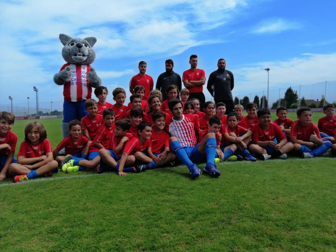 Marc Valiente posa junto a los niños y niñas participantes en el Campus de Mareo. Marc Valiente posa junto a los niños y niñas participantes en el Campus de Mareo.