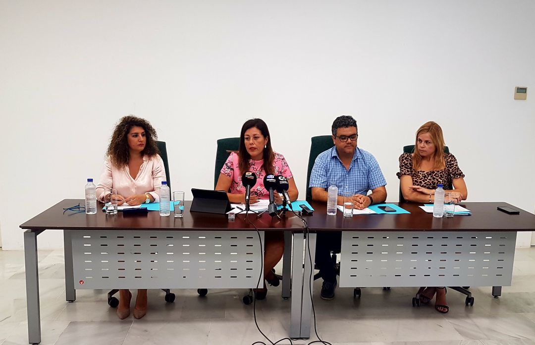 Los representantes de los cuatro partidos que forman el gobierno municipal. Elizabeth Merino (Somos Lanzarote), la alcaldesa Ástrid Pérez (PP), Armando Santana (NC) y Cristina Duque (PSOE) explicando la situación financiera del consistorio. Los representantes de los cuatro partidos que forman el gobierno municipal. Elizabeth Merino (Somos Lanzarote), la alcaldesa Ástrid Pérez (PP), Armando Santana (NC) y Cristina Duque (PSOE) explicando la situación financiera del consistorio.