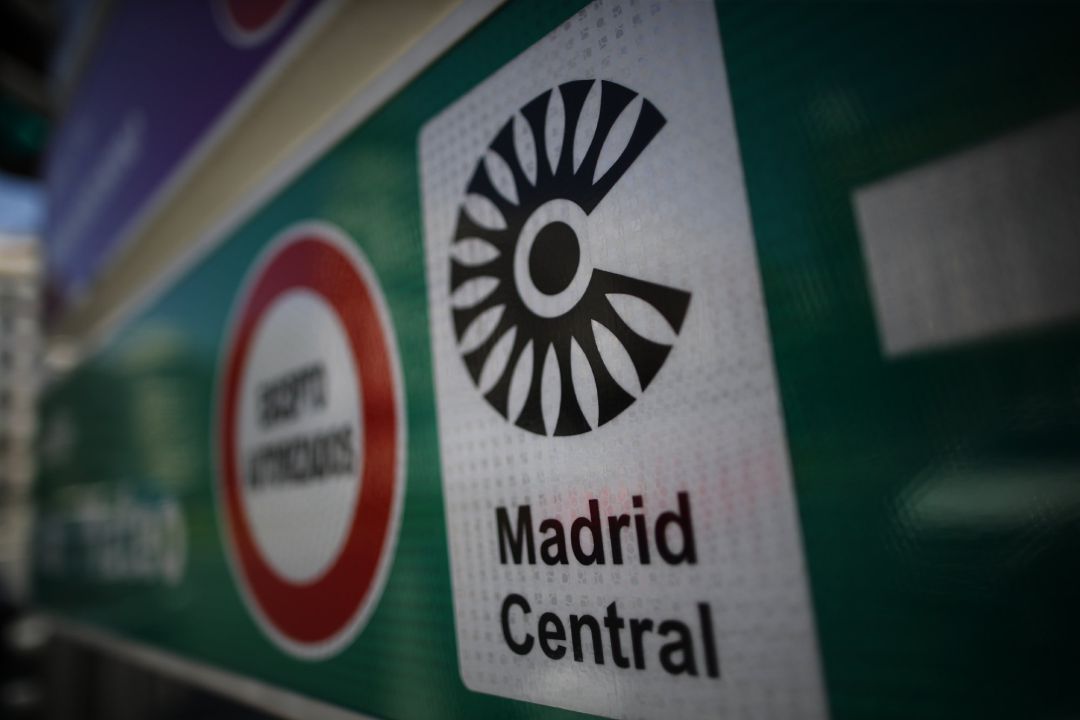 Imagen de archivo de una señal de tráfico de Madrid Central con la indicación de 'Circulación Prohibida Excepto Autorizados'. Imagen de archivo de una señal de tráfico de Madrid Central con la indicación de 'Circulación Prohibida Excepto Autorizados'.