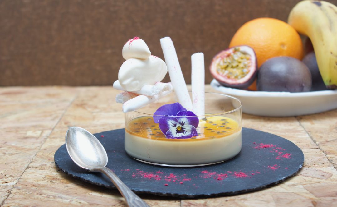 Crema cuajada de vainilla con caramelo de fruta de la pasión. Crema cuajada de vainilla con caramelo de fruta de la pasión.