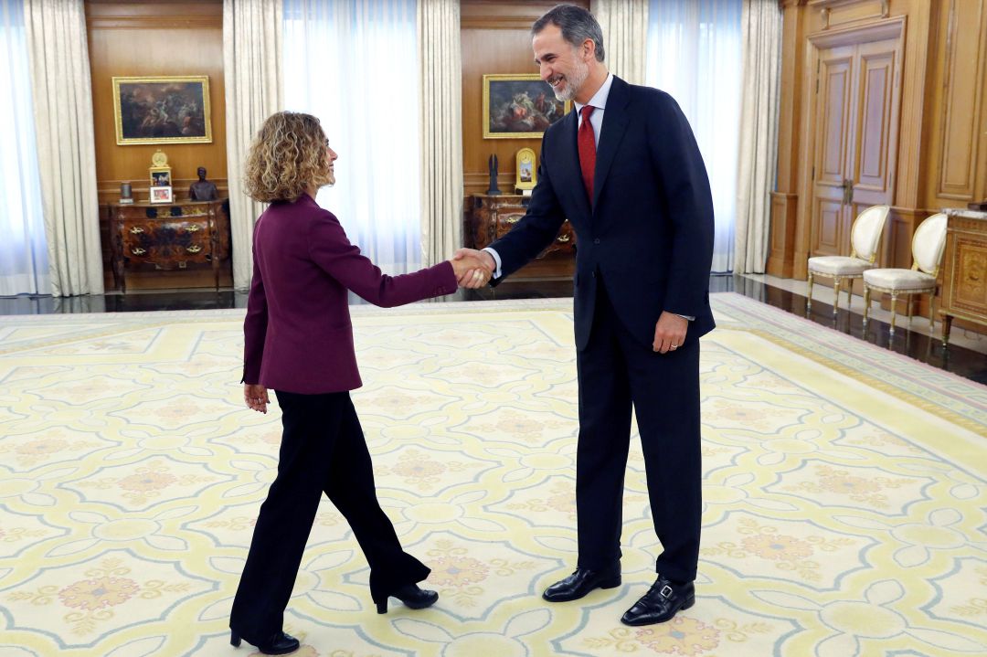 Saludo entre el rey y la presidenta del Congreso. Saludo entre el rey y la presidenta del Congreso.
