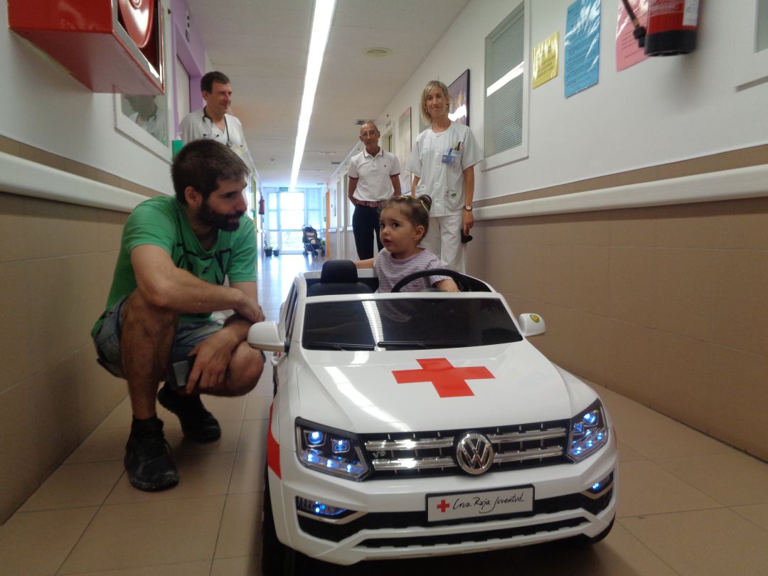 La pequeña Elena estrenaba el vehículo ante las cámaras de la prensa La pequeña Elena estrenaba el vehículo ante las cámaras de la prensa