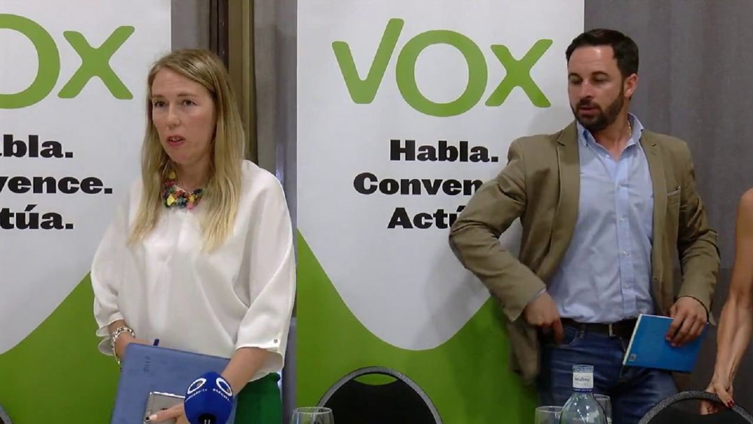 Salud Anguita bajo la atenta mirada del líder nacional Santiago Abascal Salud Anguita bajo la atenta mirada del líder nacional Santiago Abascal