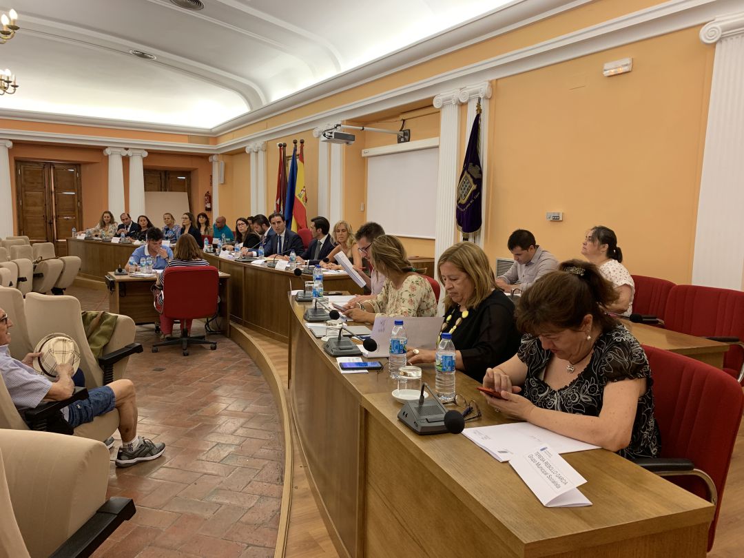 Guzmán Gómez abre el pleno felicitando a Teresa López por su nombramiento como senadora Guzmán Gómez abre el pleno felicitando a Teresa López por su nombramiento como senadora