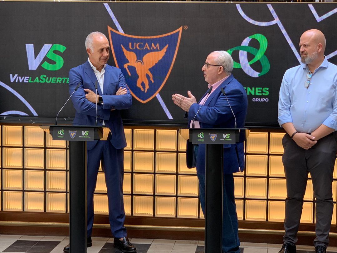 El presidente de la UCAM (centro), José Luis Mendoza, asegura que se lleva la sede de la universidad a Madrid El presidente de la UCAM (centro), José Luis Mendoza, asegura que se lleva la sede de la universidad a Madrid