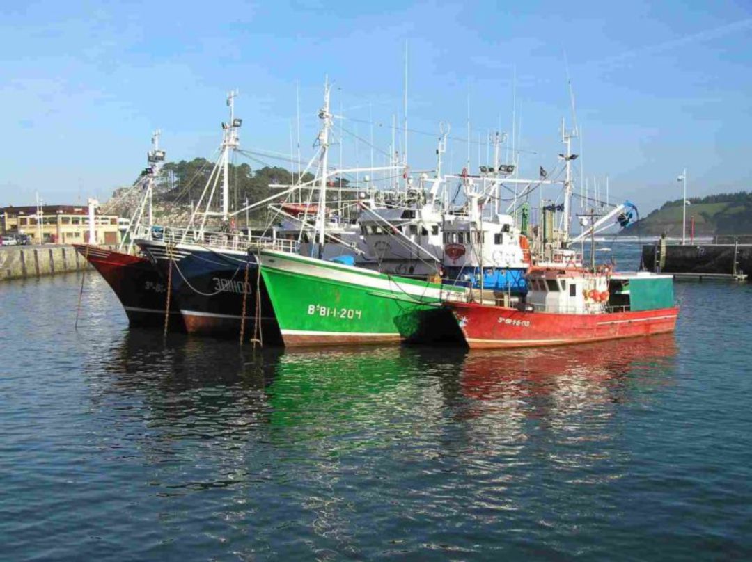 Imagen de archivo de los barcos amarrados a puerto Imagen de archivo de los barcos amarrados a puerto