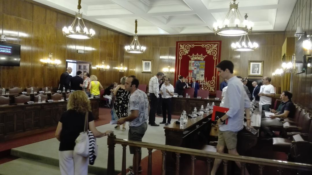 Los diputados abandonan el salón de plenos tras la corta sesión Los diputados abandonan el salón de plenos tras la corta sesión