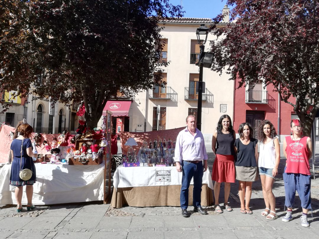 Momento de la presentación de los puestos artesanales en la plaza Pedro Dávila Momento de la presentación de los puestos artesanales en la plaza Pedro Dávila